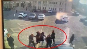 adliye-onunde-akrabalarin-kavgasi-kamerada-ML2tGjbT.jpg