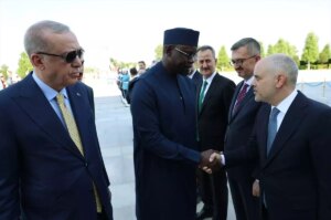 cumhurbaskani-erdogan-senegal-basbakani-sonkoyu-resmi-torenle-karsiladi-jMuYEWVR.jpg