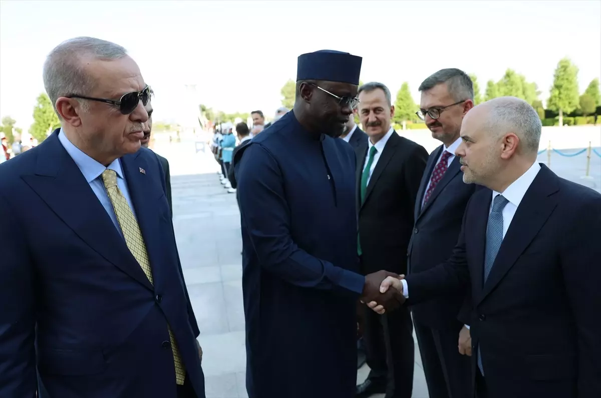 cumhurbaskani-erdogan-senegal-basbakani-sonkoyu-resmi-torenle-karsiladi-jMuYEWVR.jpg
