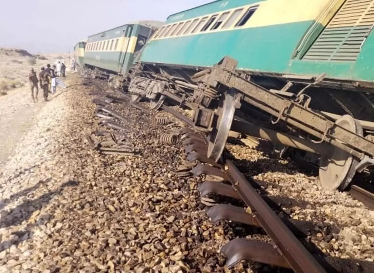 pakistanda-tren-kazasi-1-olu-33-yarali-p8is8pwN.jpg