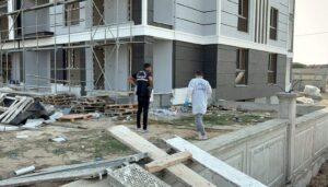 insaat-iscisi-boya-yaparken-4-kattan-duserek-can-verdi-Jzb2lAya.jpg