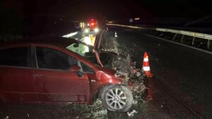 duzcede otomobil bariyerlere carpti 1 yarali 8AVnGKCA.jpg