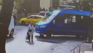 minibusun carptigi yasli kadin yaralandi 7AgwkGfM.jpg