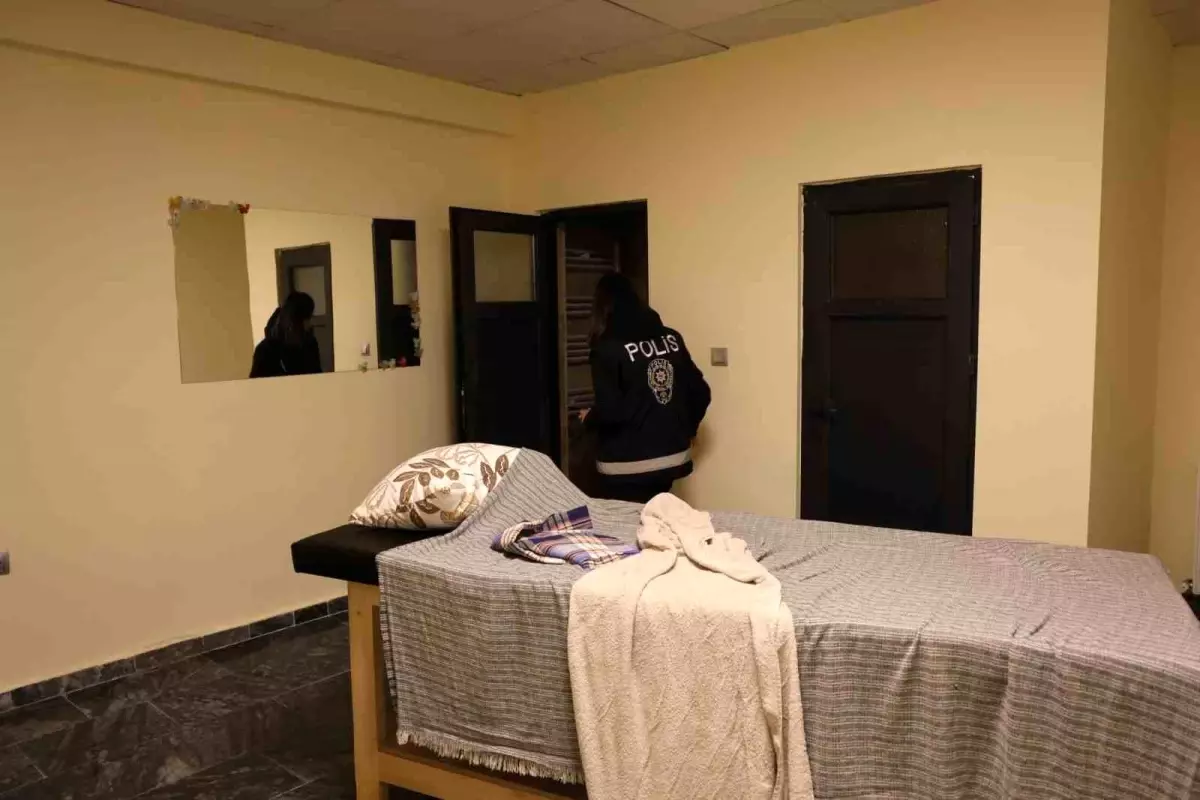 nevsehirde fuhus operasyonu 5 gozalti 6 kadin kurtarildi mvTRMxcF.jpg