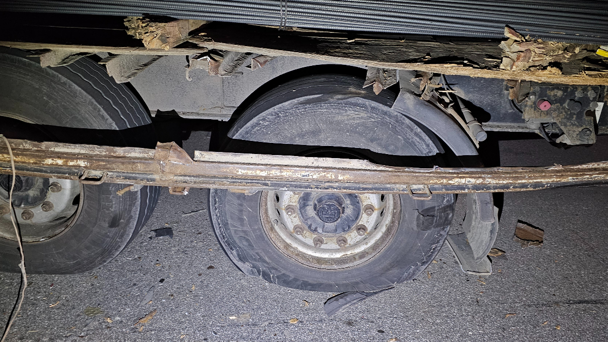 sakaryada tir soforu lastik degistirirken baska tirin altinda kalarak can verdi ENnfTdFW.jpg