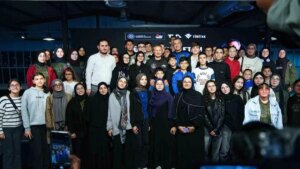 turkiyenin ilk astronotu alper gezeravci ogrencilerle uzay deneyimlerini paylasti CyYtFhwh.jpg