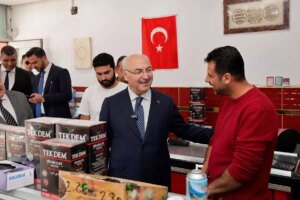 vali kosger cuma namazi sonrasi vatandaslarla bulustu IpCaOLRg.jpg