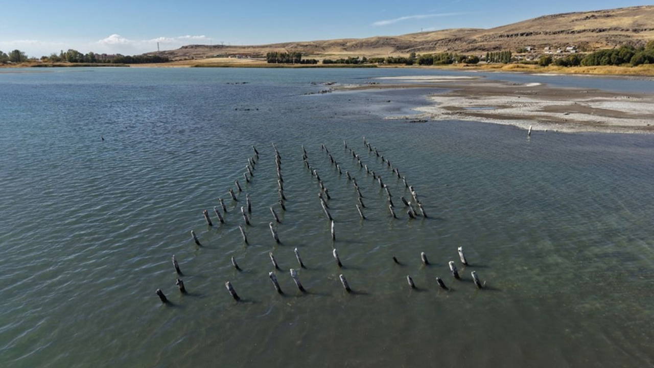 endiselendiren goruntu van golu seviyesi dusuyor bu sefer de asirlik iskelenin ayaklari cikti DfegD6JZ.jpg
