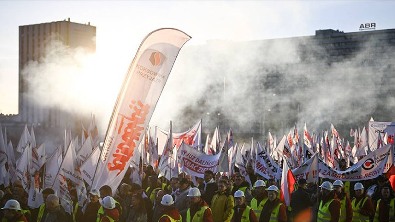 polonyali komur madencilerinin protestosu uzerine hukumet madencilik yasasi taslagini kabul etti NLMwusAk.jpg