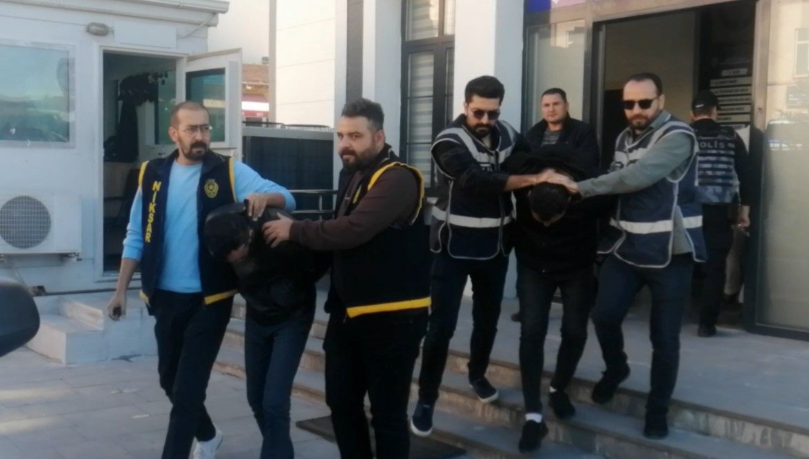 tokatta yasli cifti dolandiran sahte polisler antalyada yakalandi Sdu5lLLZ.jpg