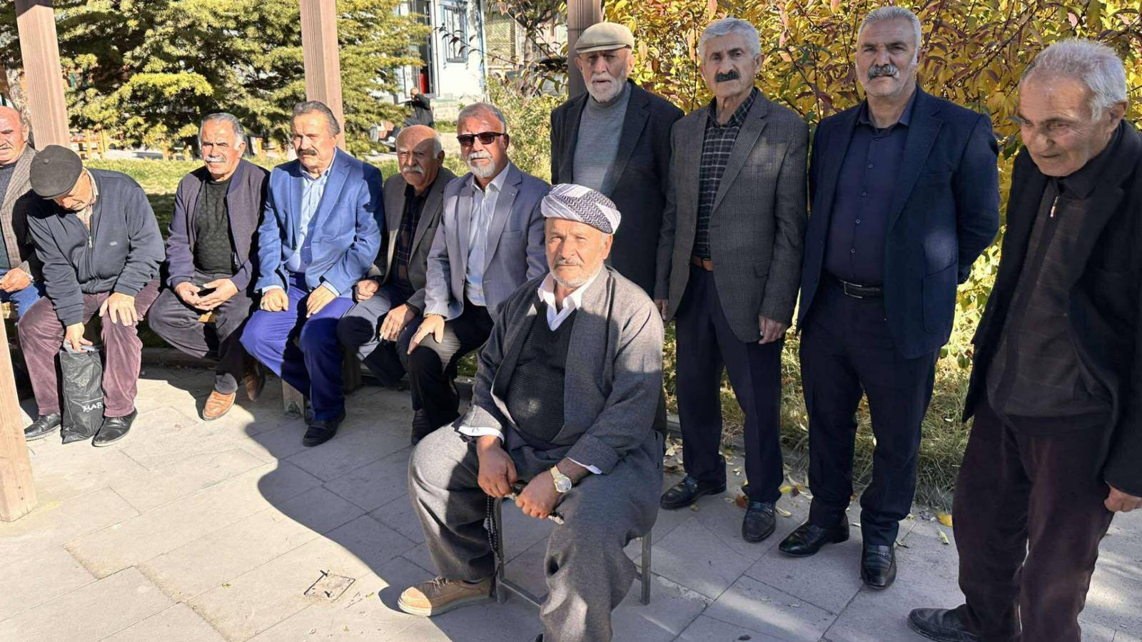 vanli emekliler olume terk ettiler mezarimizi kazip bizi gommeye bile tenezzul etmiyorlar bAfbSF5C.png