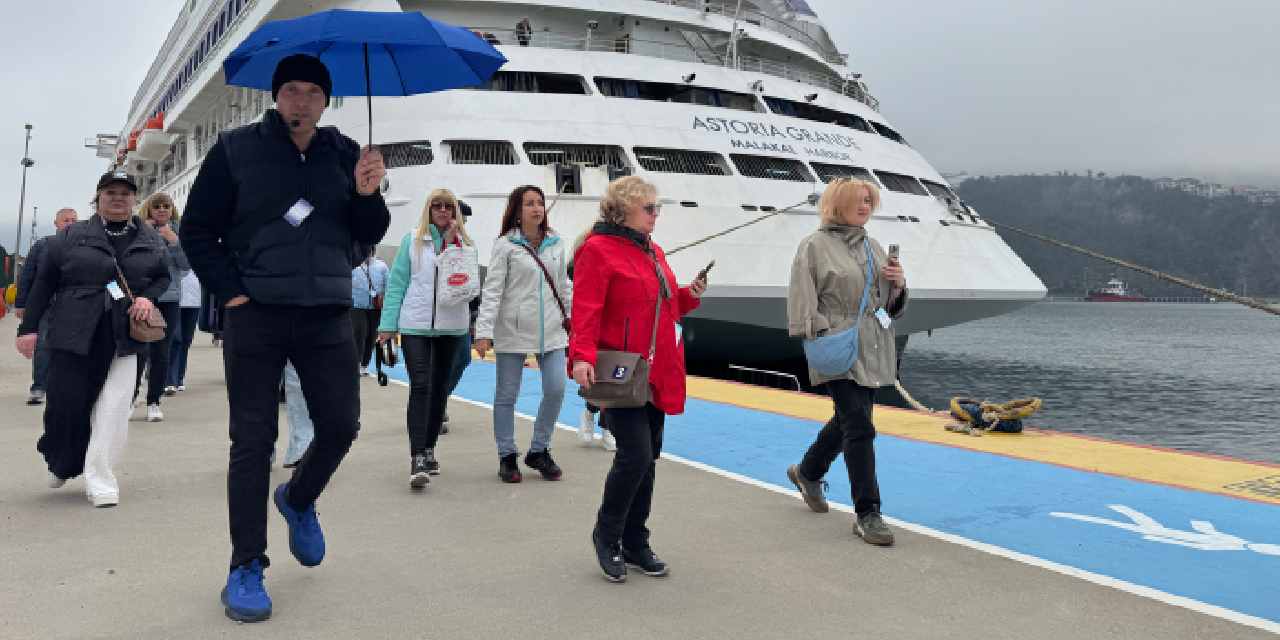 Amasra’da Turist Akını: Rusya’dan Gelen Gemi Limana İndi
