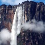 Yere Düşmeden Bulutlaşan Su: Angel Şelalesi’nin Doğa Mucizesi