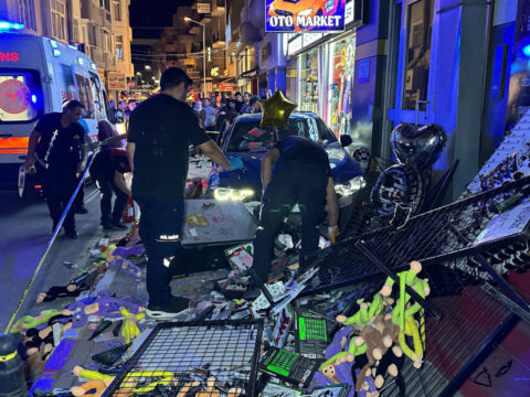 Kontrolden cikan otomobil kaldirima daldi 4 yarali HdAGG7ki